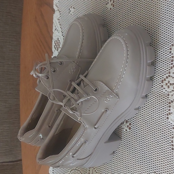 Just Fab Taupe Sofia Boat Lug Sole Loafer Sz 8.5 - Picture 3 of 16